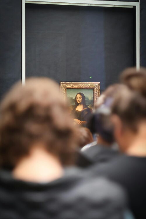 Touristen vor dem Gemälde „Mona Lisa“ Im Louvre