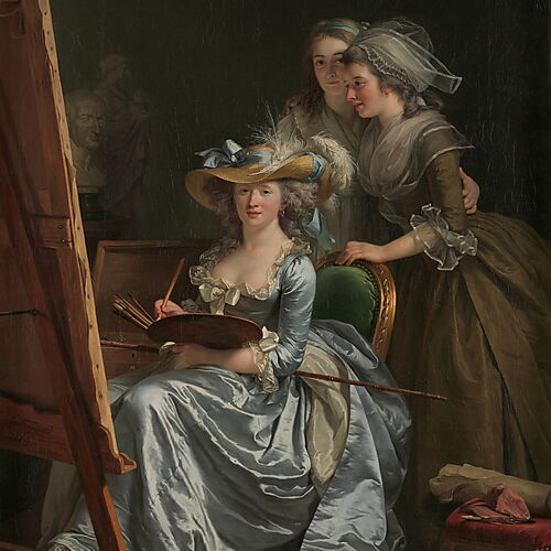 Adélaïde Labille-Guiard sitzt in einem silbrig-blauen Kleid mit Palette und Pinseln vor ihrer Staffelei, während zwei Schülerinnen hinter ihr stehen.
