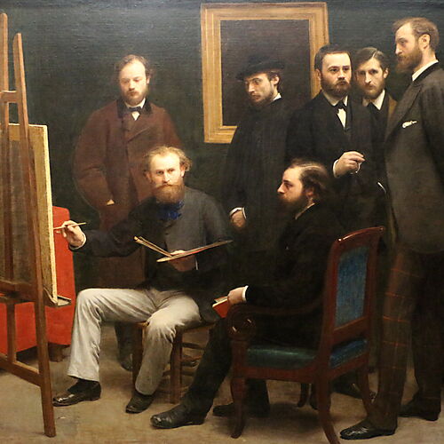 Acht dunkel gekleidete Männer versammeln sich in einem Atelier um Édouard Manet, der mit Palette und Pinsel vor einer Staffelei sitzt.