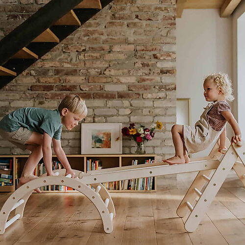 2 Kinder spielen am Kletterdreieck