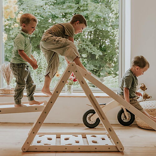 4 Kinder spielen am Kletterdreieck
