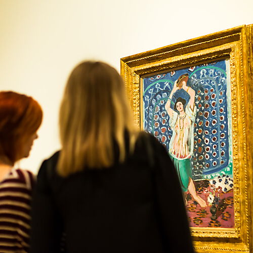 Besucher des Norton Simon Museums in Pasadena, Kalifornien, vor Henri Matisses "Odalisque mit Tamburin" (Harmony in Blue)