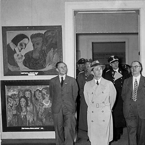 Fotografie, Joseph Goebbels in der Ausstellung „Entartete Kunst“, 1938 Berlin. Links zwei Gemälde von Emil Nolde
