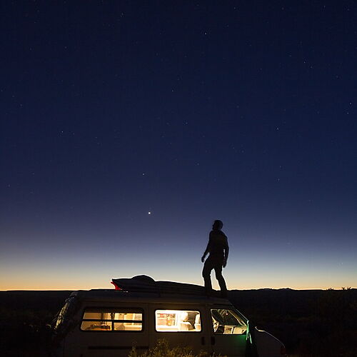 Nachhimmel mit Spaziergänger