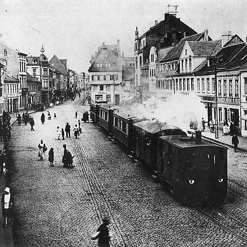Max Ernst' Geburtsort Brühl: Fotografie, Brühler Markt mit dem Feurigen Elias der Köln-Bonner Eisenbahn