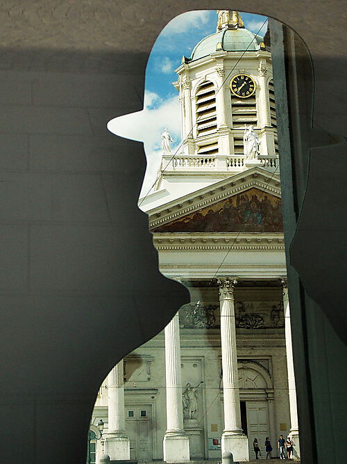 Fotografie, Denkmal zu Ehren René Magrittes in Brüssel, vor der Saint Jacques-sur-Coudenberg
