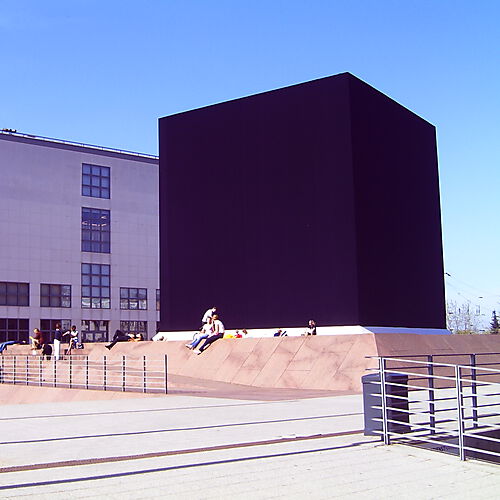 Der Kubus Das schwarze Quadrat auf dem Gelände der Hamburger Kunsthalle