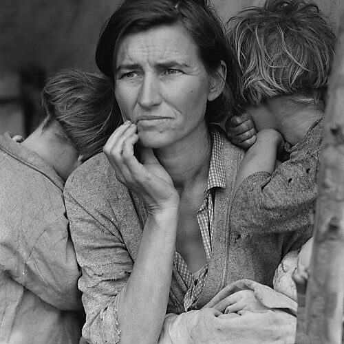 Dorothea Lange – Migrant Mother, 1936 Schwarz-Weiß-Fotografie von Florence Owens Thompson mit einem Baby im Arm und zwei Kindern, die sich an ihre Schultern lehnen.