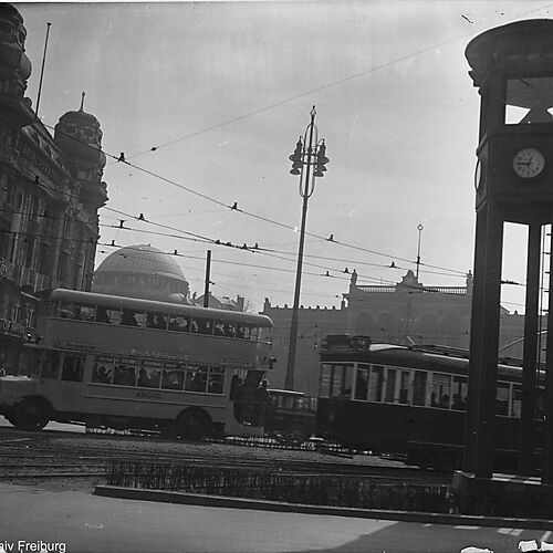 Berlin als Ort des Neuanfangs Historische Schwarz-Weiß-Aufnahme des belebten Potsdamer Platzes in Berlin mit Verkehrsturm, Straßenbahnen, Autos und zahlreichen Passanten im Jahr 1927.