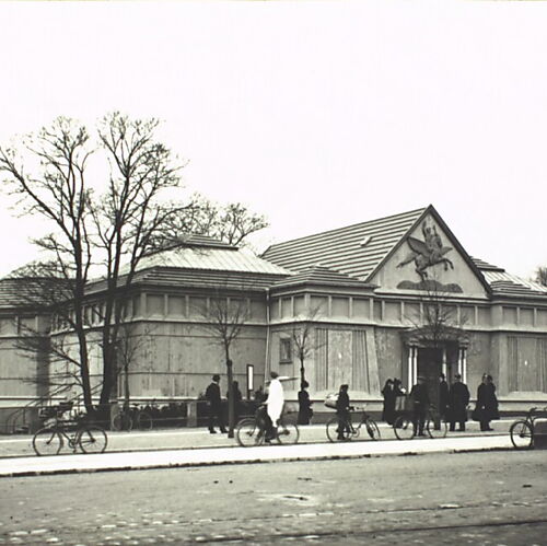 Die Den Frie Udstillingsbygning in Kopenhagen Historische Ansicht der hölzernen Den Frie Udstillingsbygning in Kopenhagen mit ihrer markanten Giebelfassade.