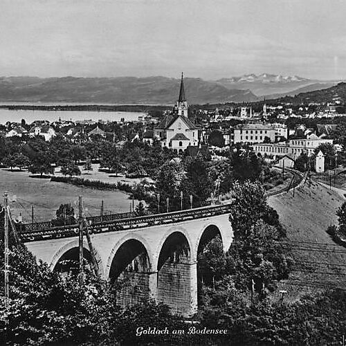 Historische Ansicht von Goldach in der Schweiz Historische Schwarz-Weiß-Aufnahme des Eisenbahnviadukts über die Goldach mit dem Schweizer Dorf im Hintergrund.