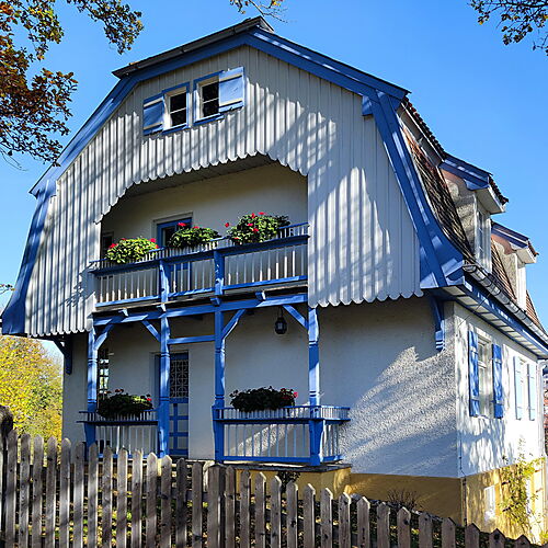 Das Münter-Haus in Murnau Münter-Haus in Murnau mit seinem Garten und der umgebenden bewaldeten Landschaft.