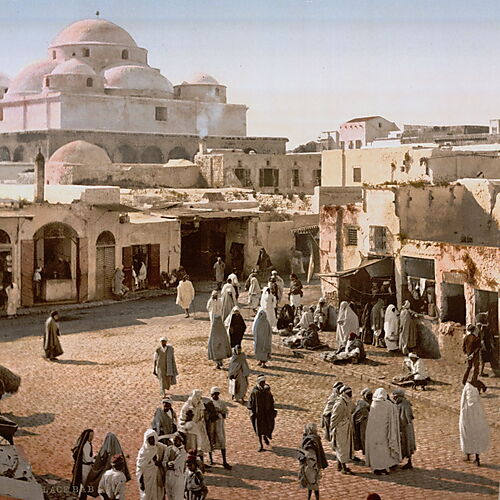 Bab Souika in Tunis um 1899 Historische kolorierte Ansicht des Platzes Bab Souika in Tunis mit Menschen und Gebäuden um 1899