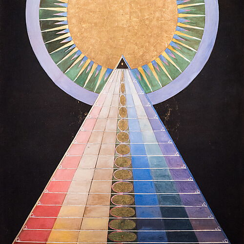 Hilma af Klints Altarbild Nr. 1: Eine breite farbige Pyramide führt auf schwarzem Grund zu einer großen goldenen Sonnenscheibe.
