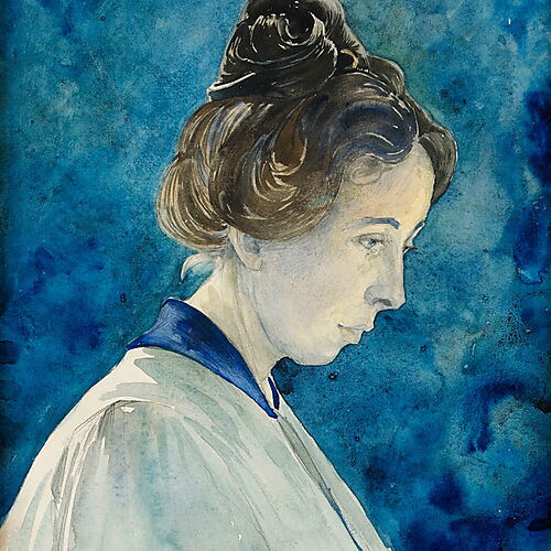 Hilma af Klint: Selbstbildnis Gemaltes Selbstbildnis Hilma af Klints im rechten Profil, mit hochgestecktem dunklem Haar und hellem Gewand vor einem tiefblauen Hintergrund.