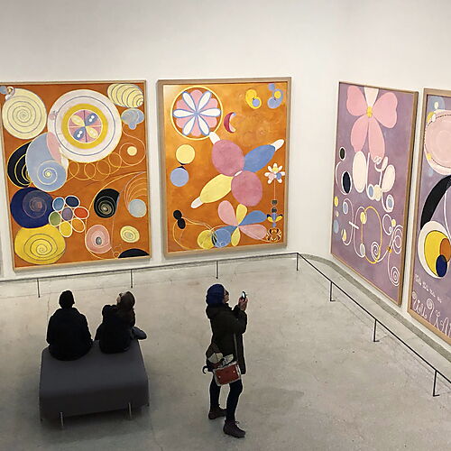 Hilma af Klints späte Wiederentdeckung im Guggenheim Museum Besucherinnen und Besucher betrachten die monumentalen farbigen Gemälde der Reihe „Die zehn Größten“ in einer Hilma-af-Klint-Ausstellung im Guggenheim Museum.