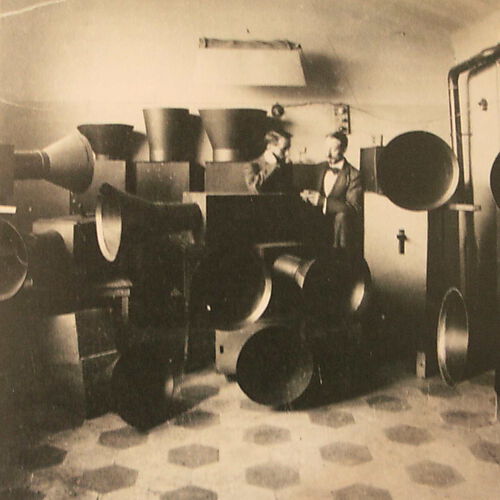 Luigi Russolos teilweise elektrisch betriebene Geräuschinstrumente für bruitistische Musik