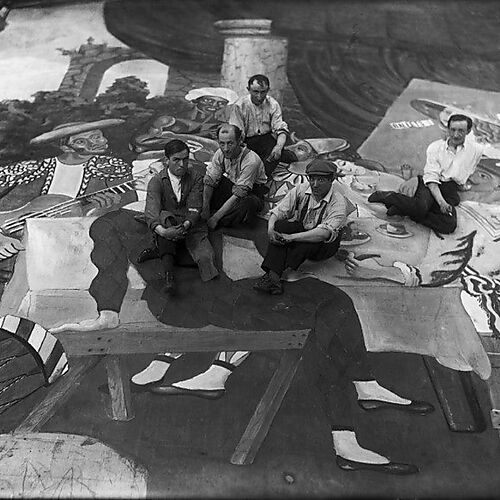 Fotografie, Pablo Picasso (2. v. r.) und Bühnenmaler auf dem Oberstoff für Léonide Massines Ballettparade, inszeniert von Sergej Diaghilews Ballets Russes im Théâtre du Châtelet