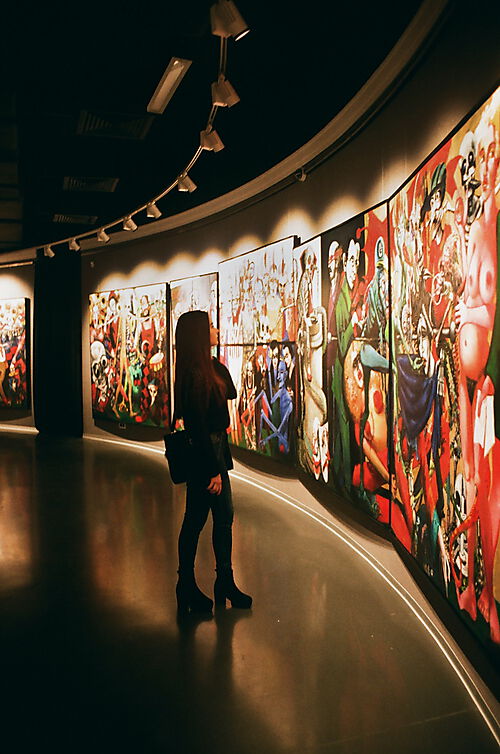 Blick in eine Kunstgalerie