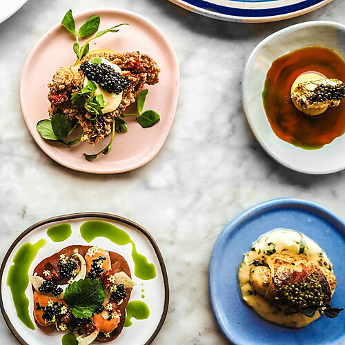 Verschiedene Gerichte/Speisen, mit Kaviar verfeinert.