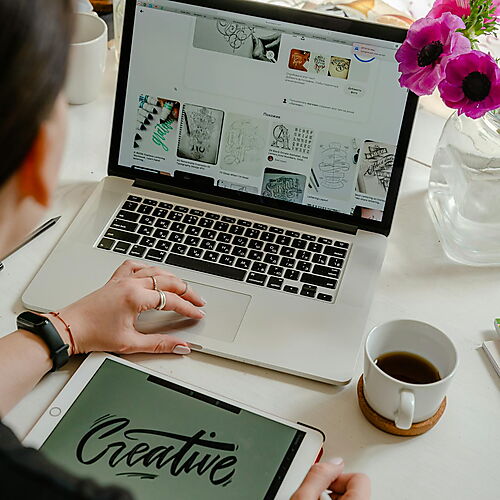 Junge Frau am Schreibtisch, bei der digitalen Arbeit am PC.