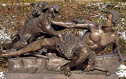 Bronze-Plastik im Park von Schloss Sanssouci in Potsdam