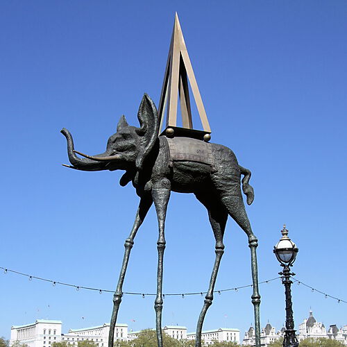 "Space Elephant Statu" von Dali