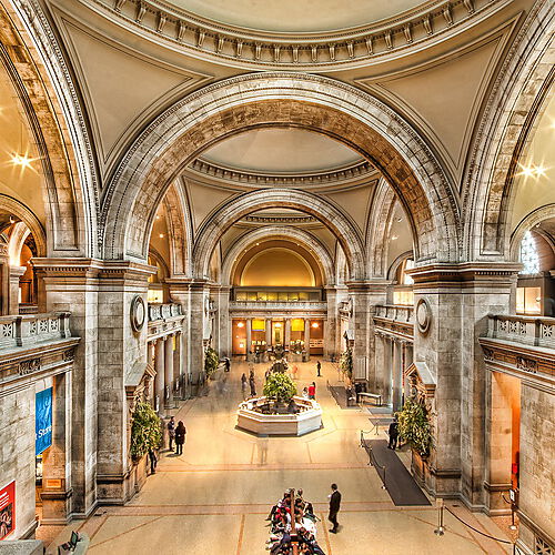 Blick in die große Eingangshalle des Metropolitan Museum of Art in New York