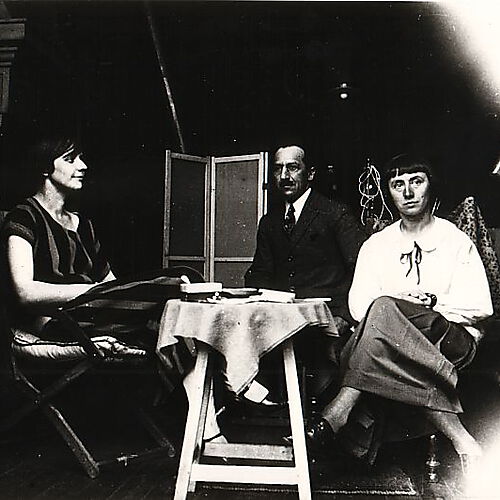 Fotografie, Nelly van Doesburg, Piet Mondrian und Hannah Höch im Studio von Theo van Doesburg