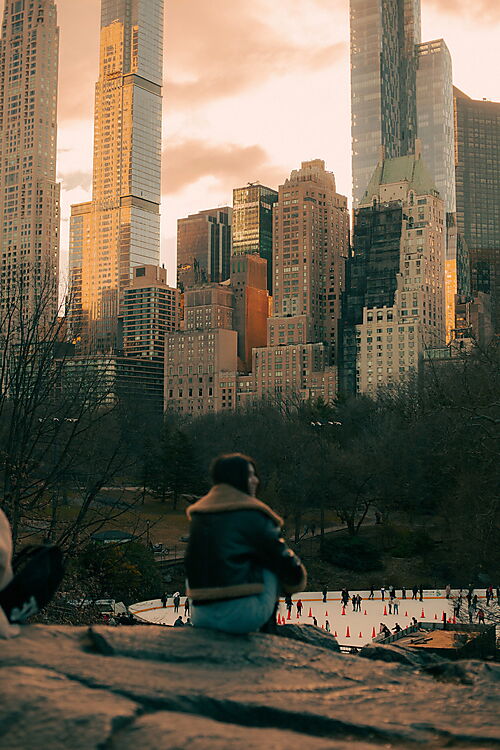 Frau vor Skyline in den USA