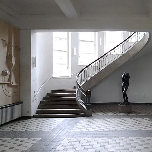 Foyer des Hauptgebäudes der Bauhaus-Universität Weimar mit der Eva von Rodin