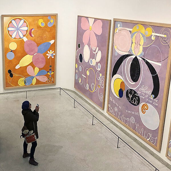 Ausstellungsansicht von Hilma af Klint's "The Ten Largest" im Solomon R. Guggenheim Museum in New York, 2018