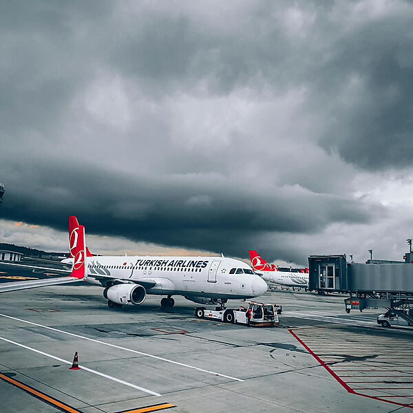 Flughafen vor einem herannahenden Unwetter