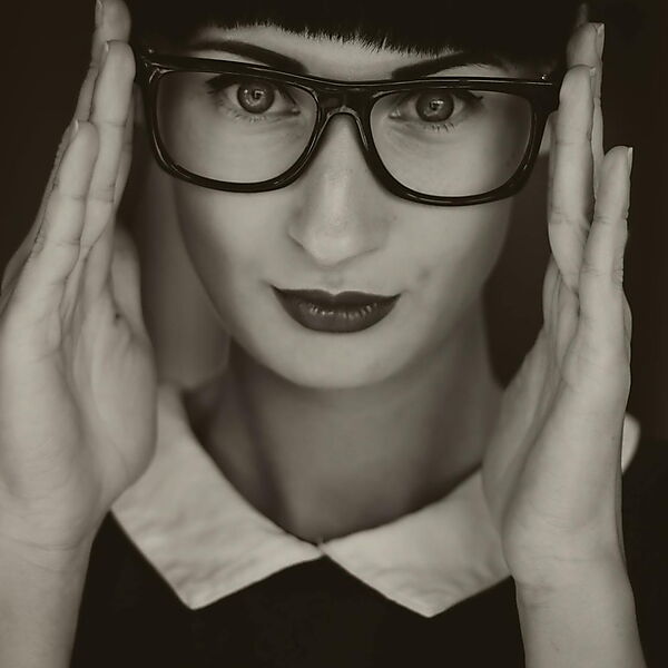 Frau trägt stylische Brille