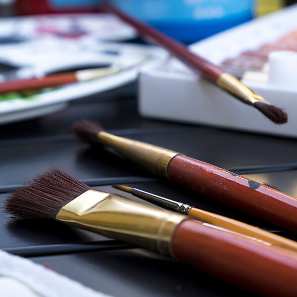 Nahaufnahme von Pinseln mit Farbe – Symbolbild für Pinselpflege und das Verhindern ausgefranster Pinselspitzen beim Malen.