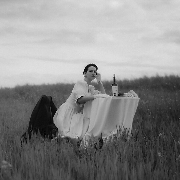 Schwarzweißfoto einer Frau vor Wolkenhimmel – Symbolbild für Motivwahl und klare Bildwirkung bei Malen-nach-Zahlen-Foto-Sets.