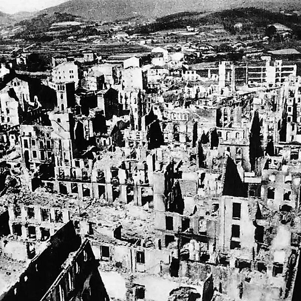 Zerstörte Häuser und Ruinen der baskischen Stadt Gernika nach dem Bombenangriff von 1937