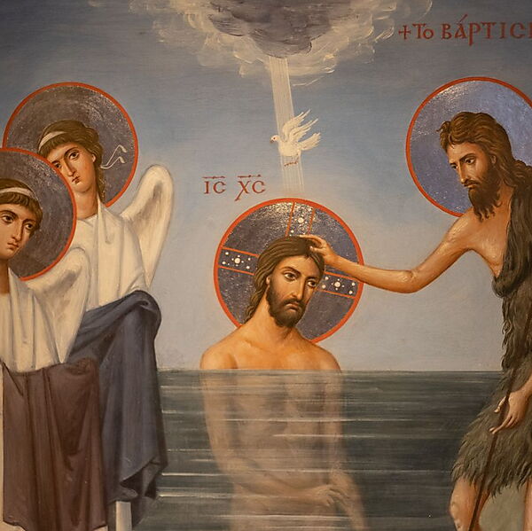 Orthodoxe Darstellung der Taufe Jesu mit Heiligenscheinen, Wasser, segnenden Gesten und einer Taube als christlichen Symbolen.