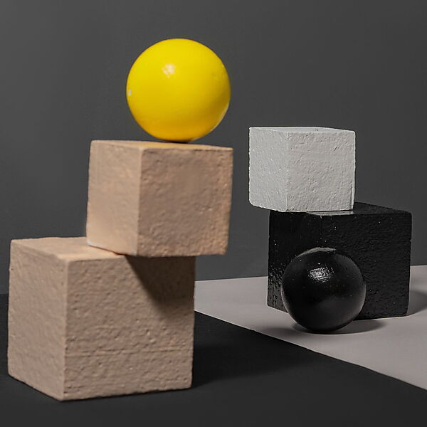 Geometrische Würfel und Kugeln, die durch Licht, Schatten und Überschneidungen räumlich wirken