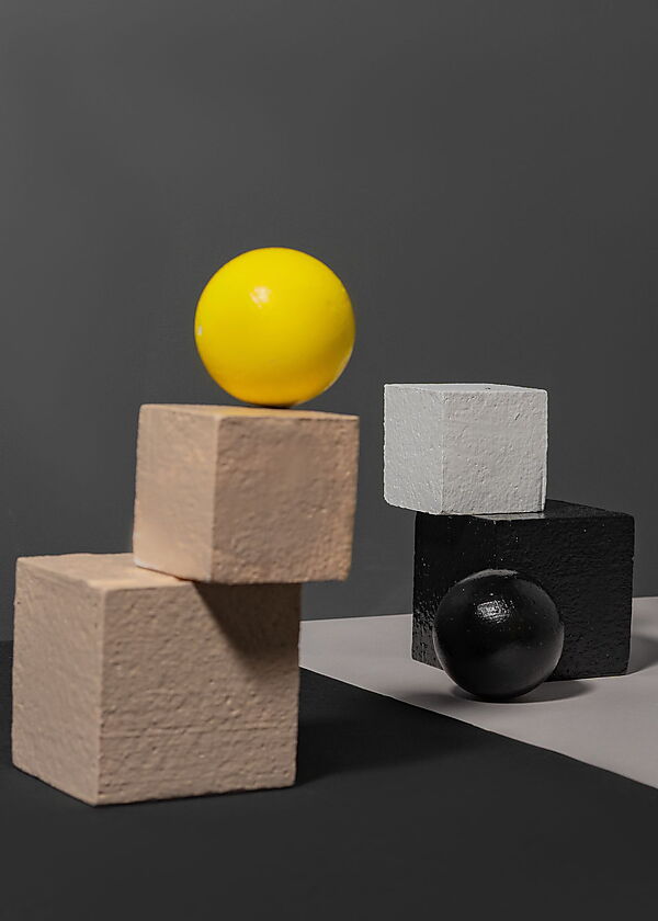 Geometrische Würfel und Kugeln, die durch Licht, Schatten und Überschneidungen räumlich wirken