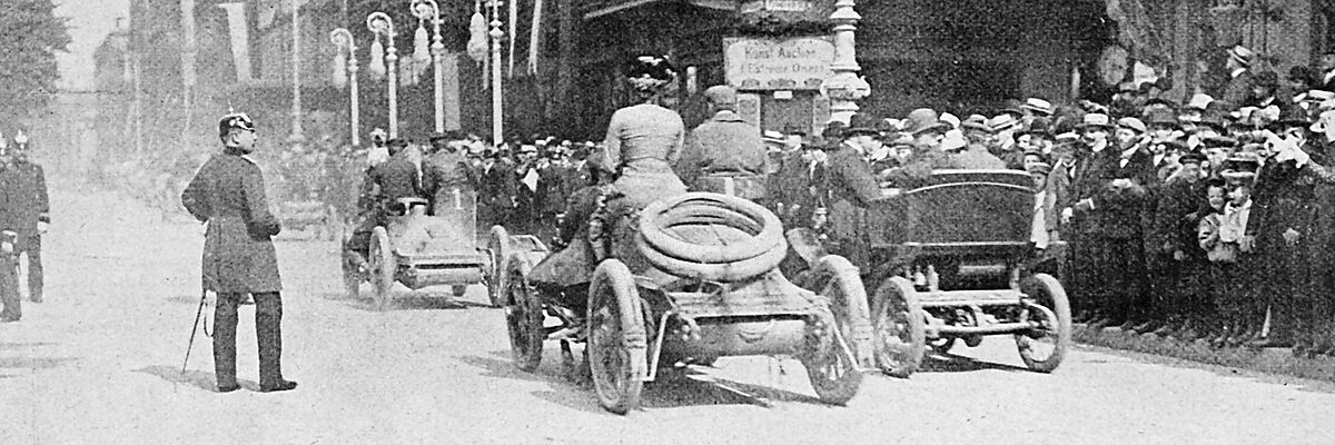 Von Paris nach Berlin. Die Automobilen Unter den Linden in Berlin.