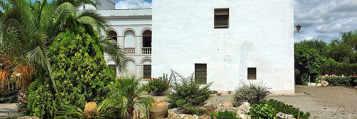 Mas Miró, das Haus der Familie Miró in Mont-roig del Camp. Das Foto zeigt das Gebäude aus der Perspektive des Gemäldes Der Bauernhof, geschaffen 1921/22.