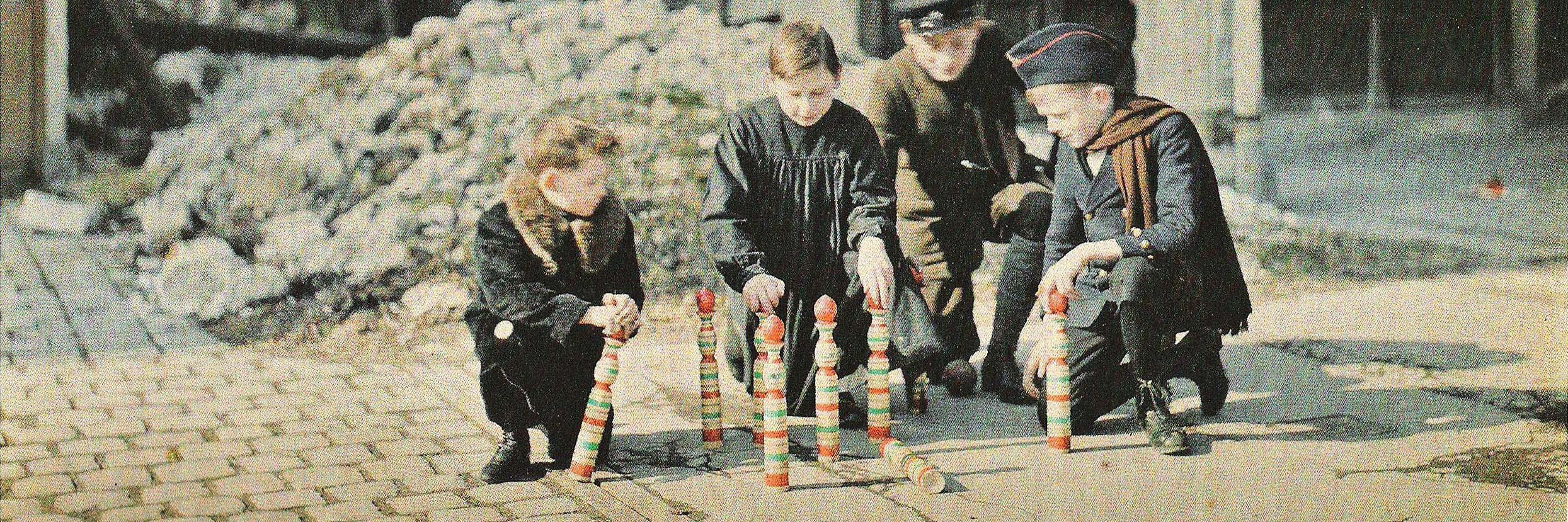 Kinder spielen mit Bowling-Pins in den Ruinen von Reims