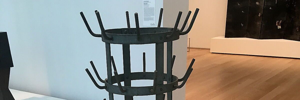 Replik des Flaschenregals der Marcel Duchamp-Skulptur von 1914, ausgestellt im Art Institute of Chicago