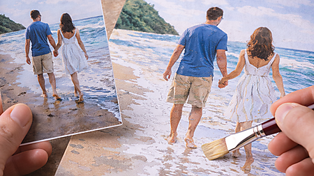 Nahaufnahme: Hand malt an einer personalisierten Malen-nach-Zahlen-Leinwand; daneben liegt das Originalfoto als Vorlage, im Hintergrund stehen Farbtöpfchen.