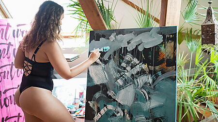 Frau malt konzentriert an einem Bild – Symbolbild für entspanntes Malen und den Umgang mit Perfektionismus bei Malen nach Zahlen.