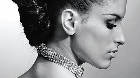 Schwarzweiß-Porträt einer Frau – Symbolbild für Porträtmotive und die besonderen Anforderungen an Licht und Kontrast bei Foto-Sets.