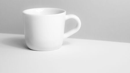 Minimalistische Kaffeetasse auf hellem Hintergrund als einfaches Alltagsmotiv zum Zeichnen für Erwachsene.