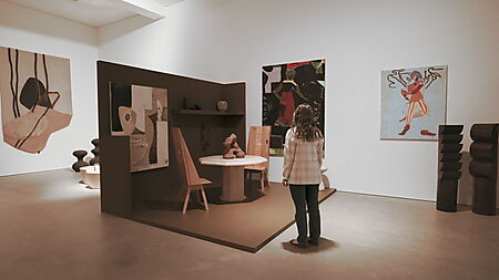 Frau steht mit Abstand in einer modernen Galerie und betrachtet mehrere Kunstwerke, ohne sich vorschnell auf eine Deutung festzulegen.