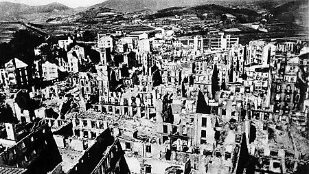 Zerstörte Häuser und Ruinen der baskischen Stadt Gernika nach dem Bombenangriff von 1937